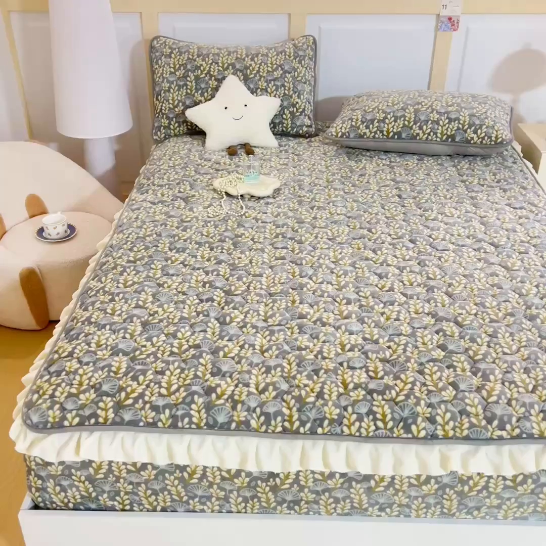 91家纺网 家纺一手货源 找家纺 情煊家纺 2025新款保暖牛奶绒夹棉床笠-花边款 银杏叶
