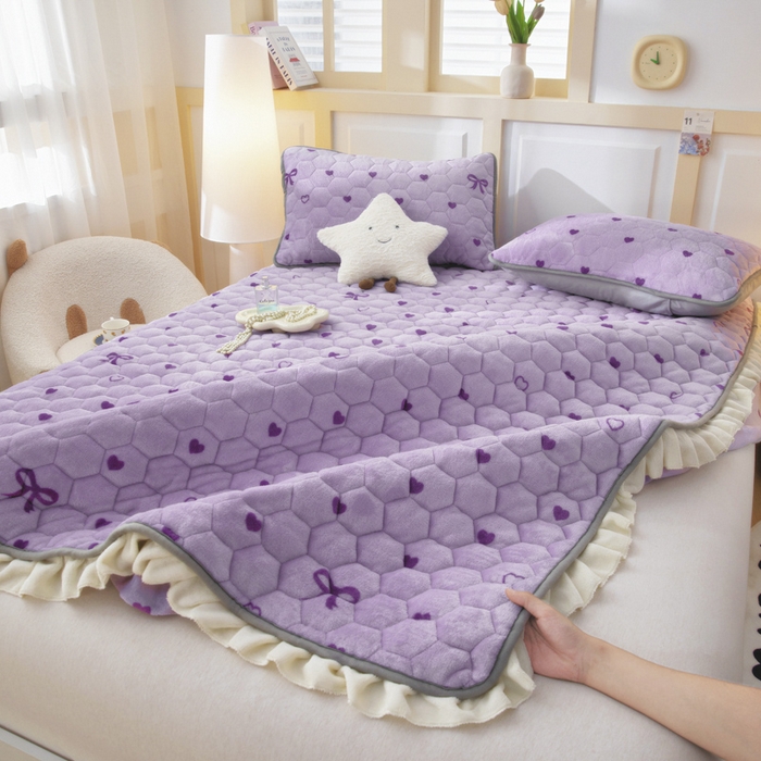 91家纺网 家纺一手货源 找家纺 情煊家纺 2025新款保暖牛奶绒夹棉床笠-花边款 紫爱心