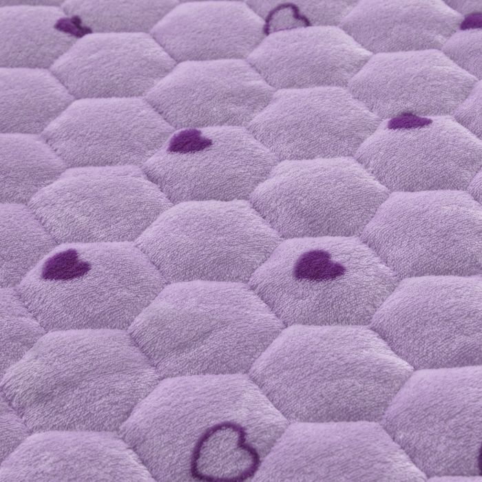 91家纺网 家纺一手货源 找家纺 情煊家纺 2025新款保暖牛奶绒夹棉床笠-花边款 紫爱心