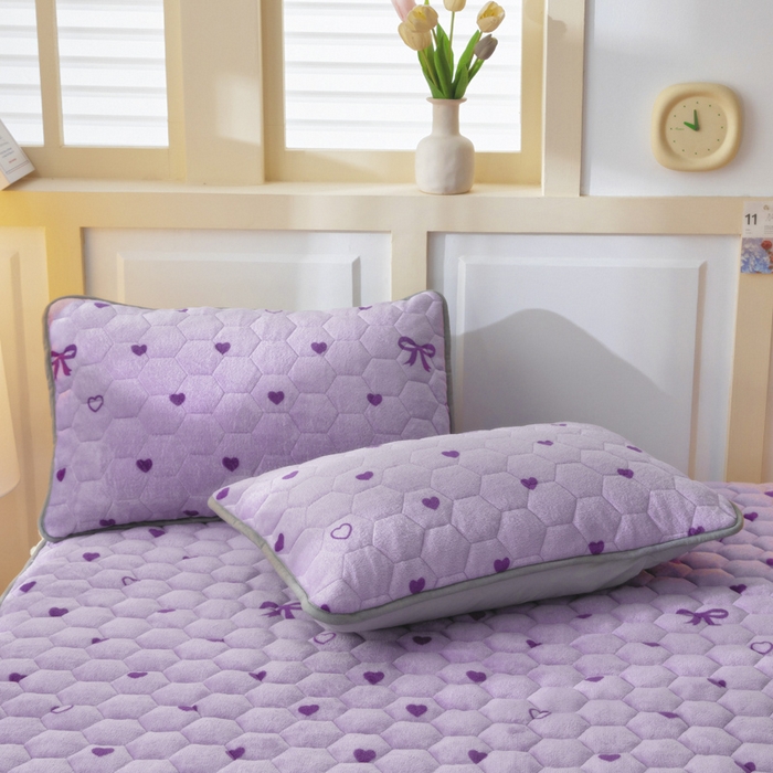 91家纺网 家纺一手货源 找家纺 情煊家纺 2025新款保暖牛奶绒夹棉床笠-花边款 紫爱心