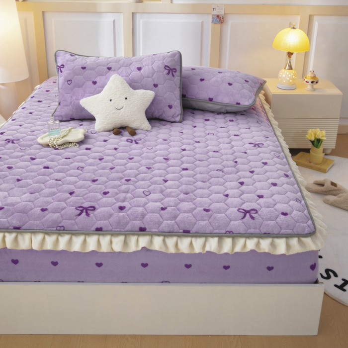 91家纺网 家纺一手货源 找家纺 情煊家纺 2025新款保暖牛奶绒夹棉床笠-花边款 紫爱心