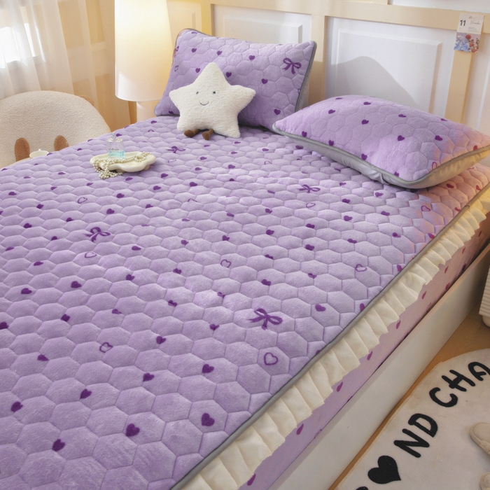 91家纺网 家纺一手货源 找家纺 情煊家纺 2025新款保暖牛奶绒夹棉床笠-花边款 紫爱心