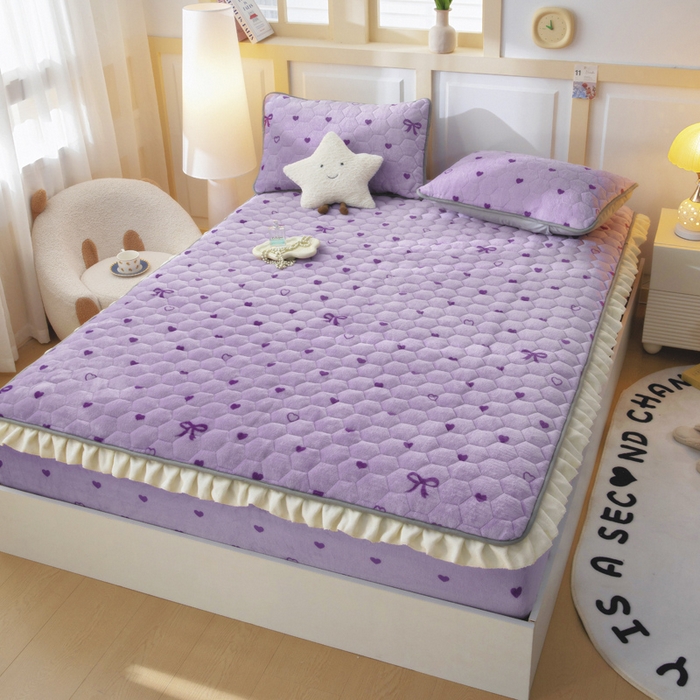 91家纺网 家纺一手货源 找家纺 情煊家纺 2025新款保暖牛奶绒夹棉床笠-花边款 紫爱心