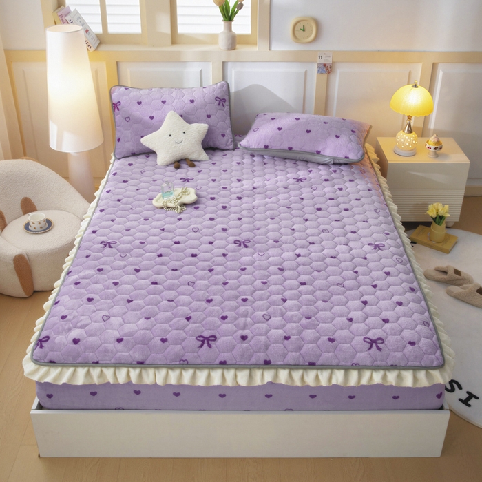 91家纺网 家纺一手货源 找家纺 情煊家纺 2025新款保暖牛奶绒夹棉床笠-花边款 紫爱心