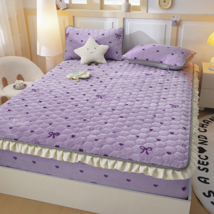 91家纺网 家纺一手货源 找家纺 情煊家纺 2025新款保暖牛奶绒夹棉床笠-花边款 紫爱心