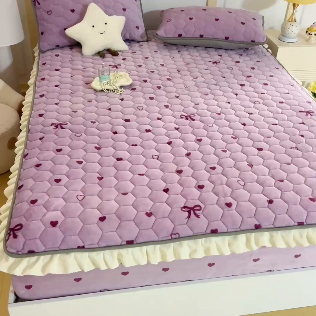91家纺网 家纺一手货源 找家纺 情煊家纺 2025新款保暖牛奶绒夹棉床笠-花边款 紫爱心