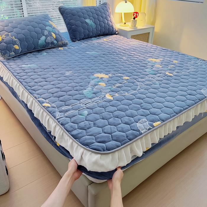 91家纺网 家纺一手货源 找家纺 情煊家纺 2025新款保暖牛奶绒夹棉床笠-花边款 三生有杏