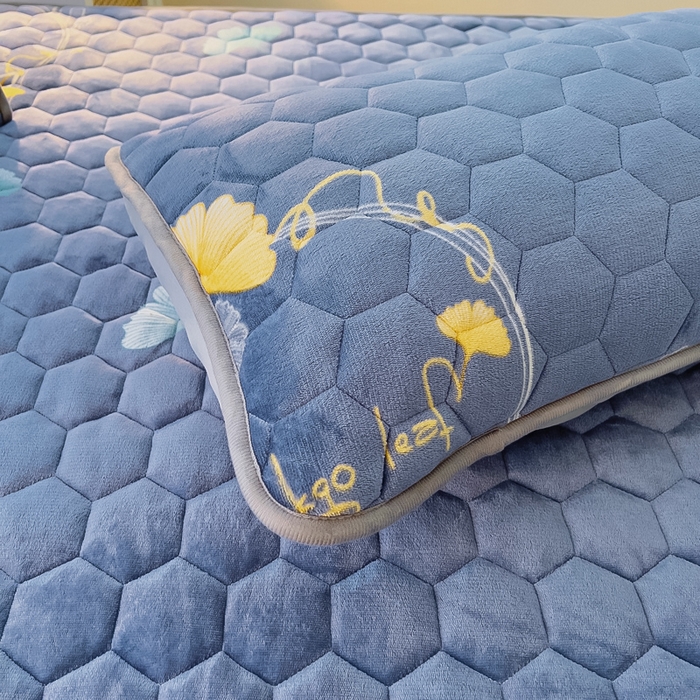 91家纺网 家纺一手货源 找家纺 情煊家纺 2025新款保暖牛奶绒夹棉床笠-花边款 三生有杏