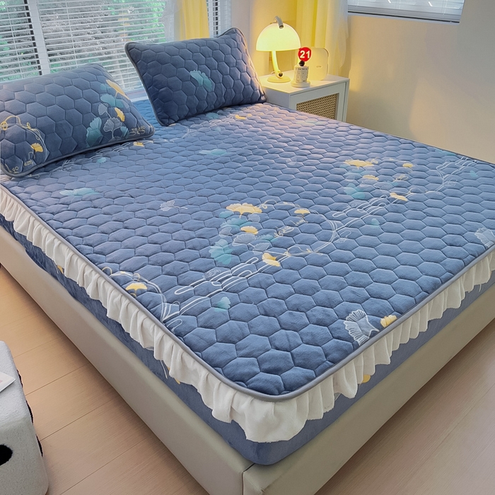 91家纺网 家纺一手货源 找家纺 情煊家纺 2025新款保暖牛奶绒夹棉床笠-花边款 三生有杏