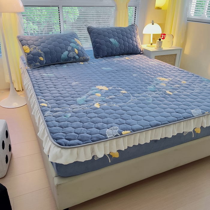 91家纺网 家纺一手货源 找家纺 情煊家纺 2025新款保暖牛奶绒夹棉床笠-花边款 三生有杏