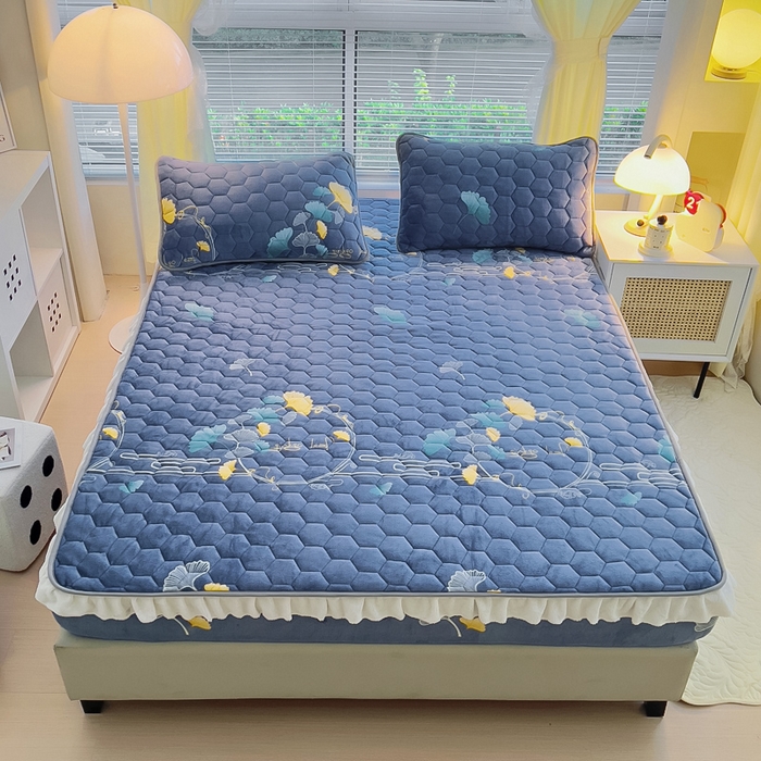 91家纺网 家纺一手货源 找家纺 情煊家纺 2025新款保暖牛奶绒夹棉床笠-花边款 三生有杏