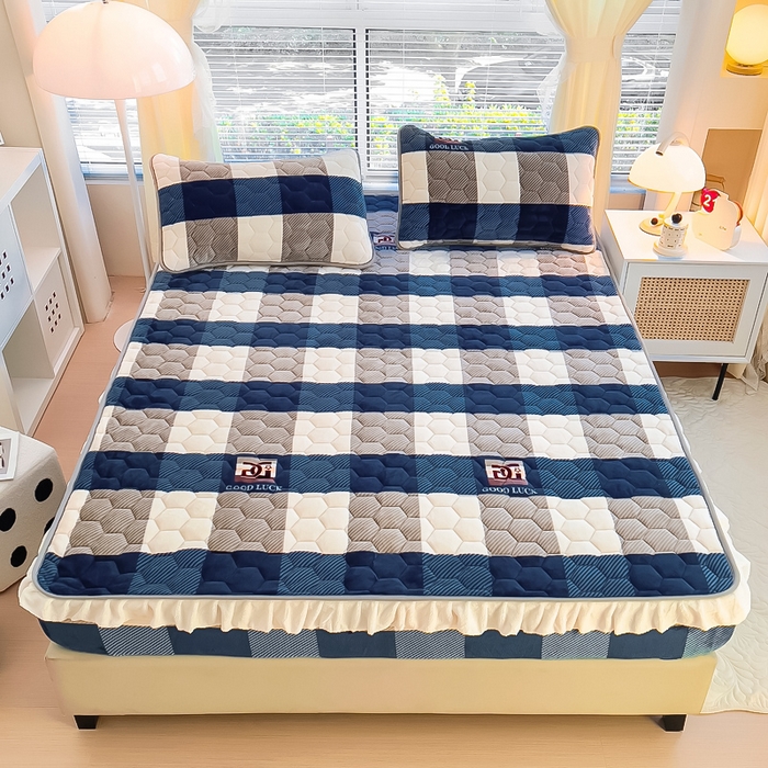 91家纺网 家纺一手货源 找家纺 情煊家纺 2025新款保暖牛奶绒夹棉床笠-花边款 蓝大格