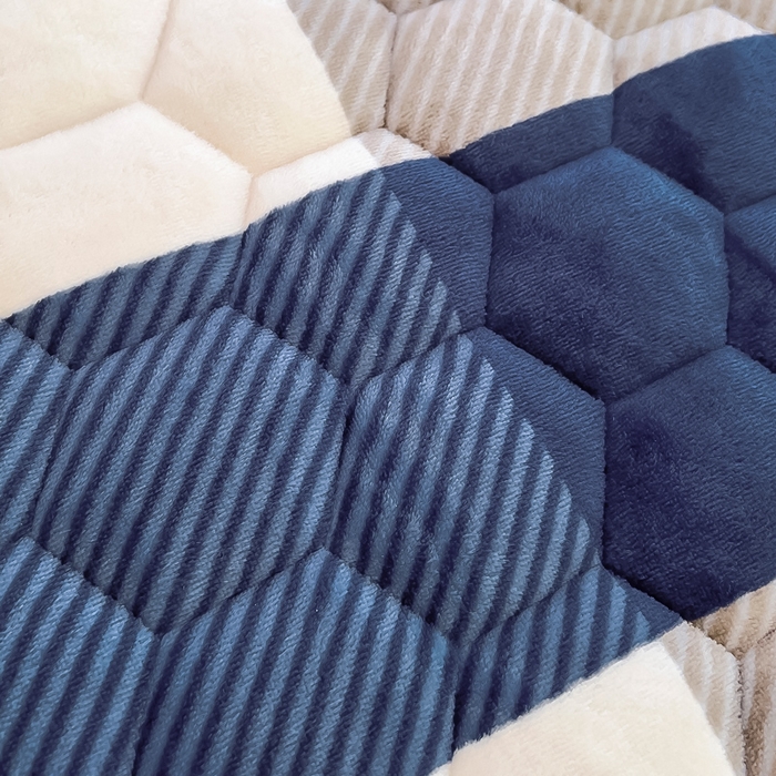 91家纺网 家纺一手货源 找家纺 情煊家纺 2025新款保暖牛奶绒夹棉床笠-花边款 蓝大格