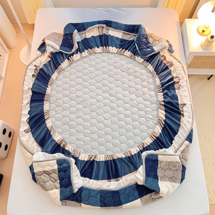 91家纺网 家纺一手货源 找家纺 情煊家纺 2025新款保暖牛奶绒夹棉床笠-花边款 蓝大格