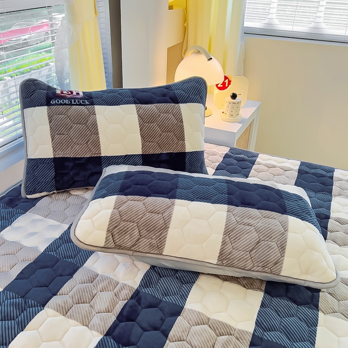 91家纺网 家纺一手货源 找家纺 情煊家纺 2025新款保暖牛奶绒夹棉床笠-花边款 蓝大格