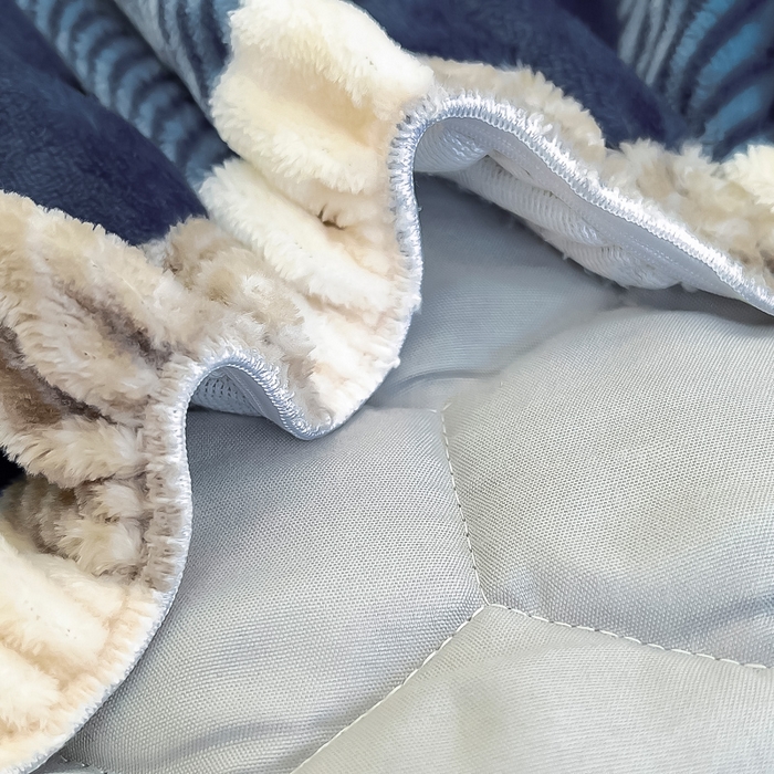 91家纺网 家纺一手货源 找家纺 情煊家纺 2025新款保暖牛奶绒夹棉床笠-花边款 蓝大格