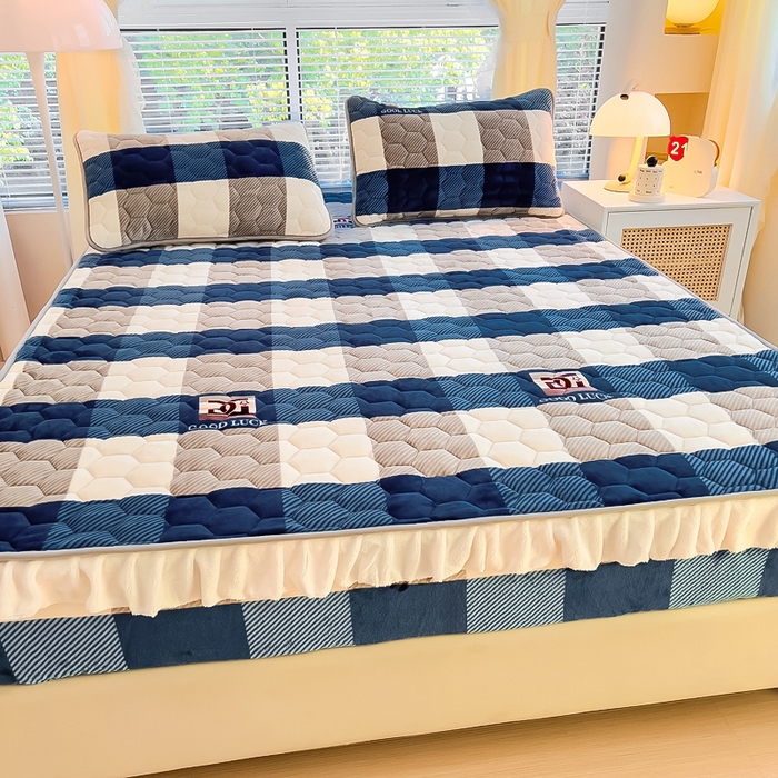 91家纺网 家纺一手货源 找家纺 情煊家纺 2025新款保暖牛奶绒夹棉床笠-花边款 蓝大格