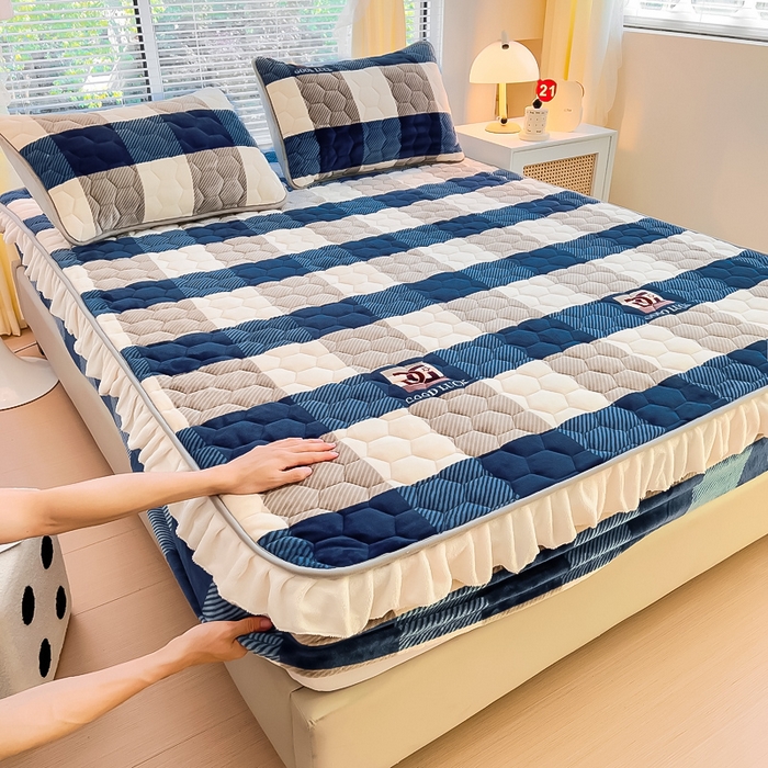 91家纺网 家纺一手货源 找家纺 情煊家纺 2025新款保暖牛奶绒夹棉床笠-花边款 蓝大格