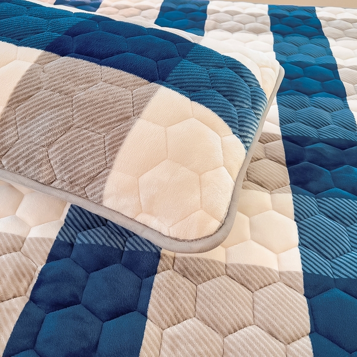 91家纺网 家纺一手货源 找家纺 情煊家纺 2025新款保暖牛奶绒夹棉床笠-花边款 蓝大格