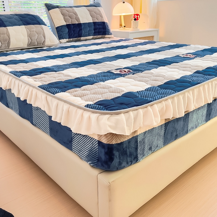 91家纺网 家纺一手货源 找家纺 情煊家纺 2025新款保暖牛奶绒夹棉床笠-花边款 蓝大格