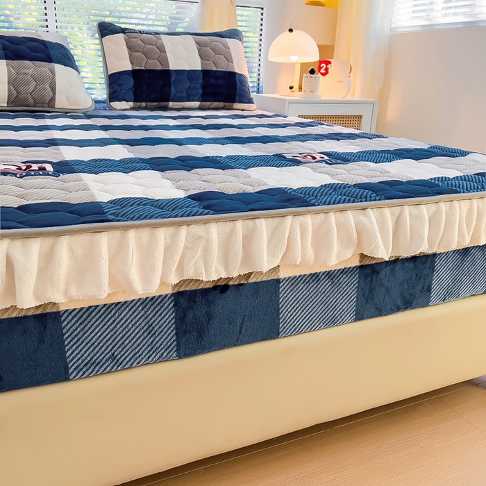 91家纺网 家纺一手货源 找家纺 情煊家纺 2025新款保暖牛奶绒夹棉床笠-花边款 蓝大格