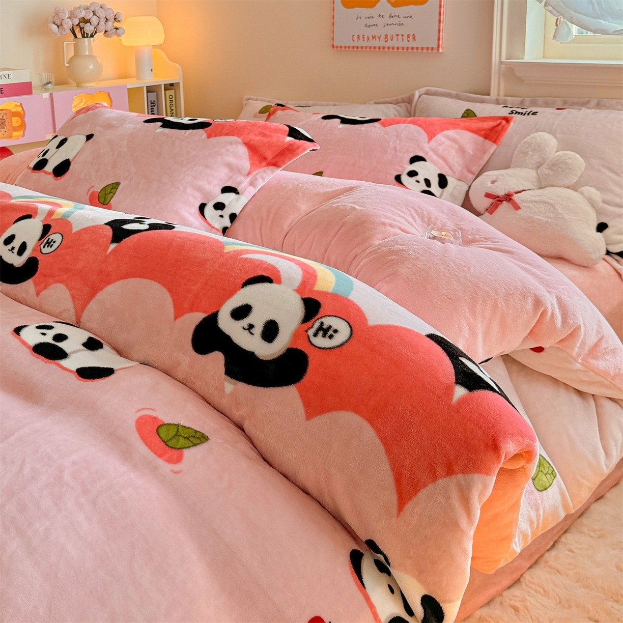 91家纺网 家纺一手货源 找家纺 名兮家居 2025秋冬新款加厚高克重牛奶绒单被套 彩虹熊猫-粉