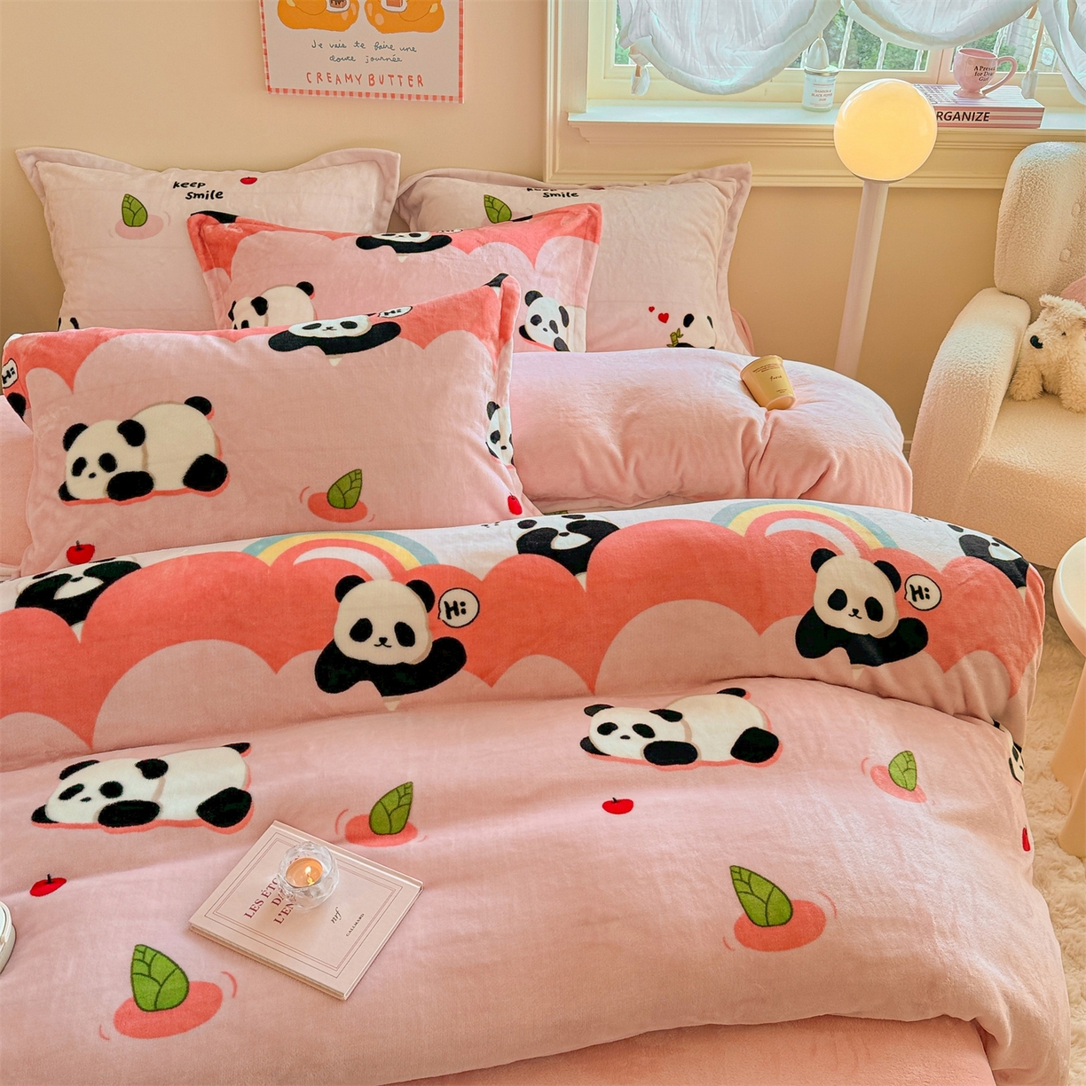 91家纺网 家纺一手货源 找家纺 名兮家居 2025秋冬新款加厚高克重牛奶绒单被套 彩虹熊猫-粉