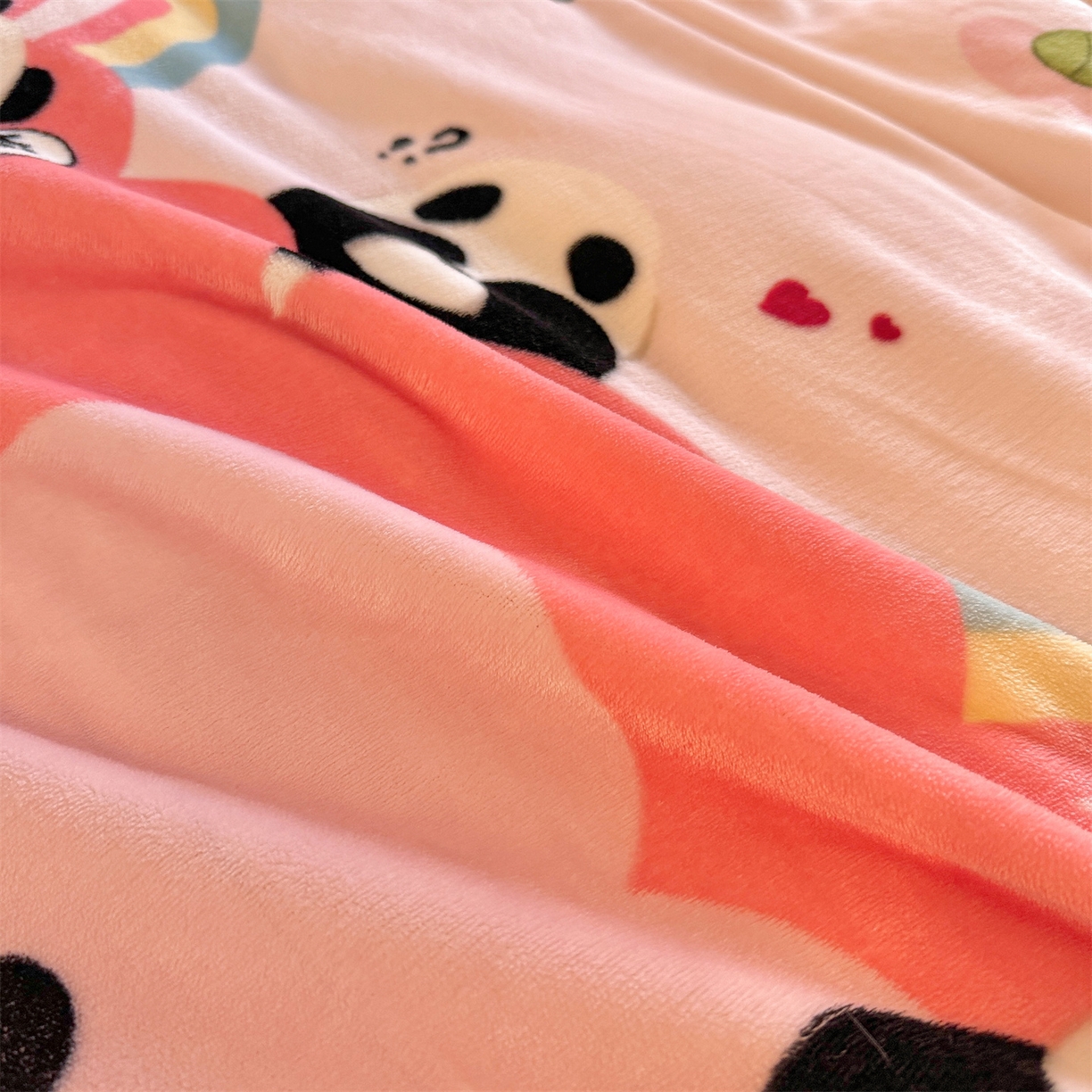 91家纺网 家纺一手货源 找家纺 名兮家居 2025秋冬新款加厚高克重牛奶绒单被套 彩虹熊猫-粉