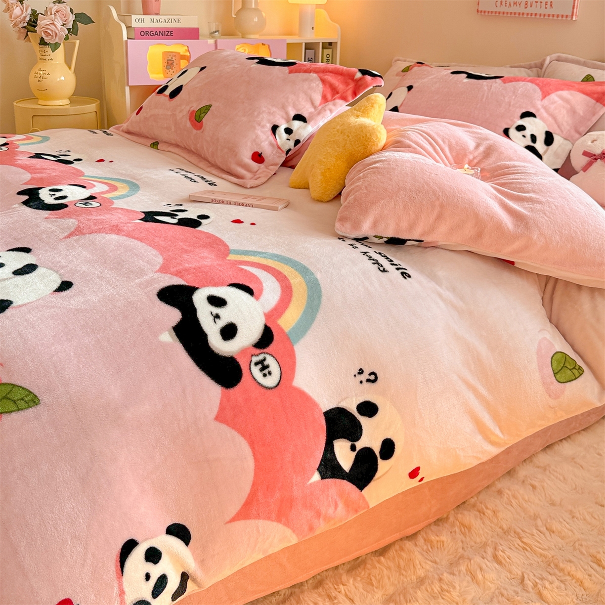 91家纺网 家纺一手货源 找家纺 名兮家居 2025秋冬新款加厚高克重牛奶绒单被套 彩虹熊猫-粉