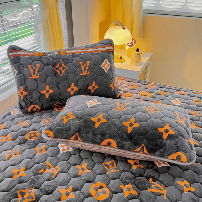 91家纺网 家纺一手货源 找家纺 情煊家纺 2025新款保暖牛奶绒夹棉床笠-花边款 大牌风范