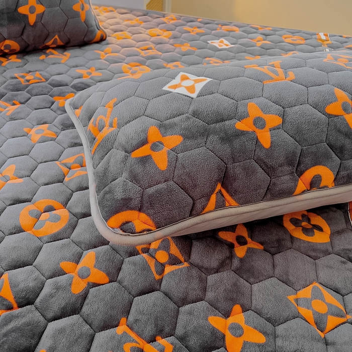 91家纺网 家纺一手货源 找家纺 情煊家纺 2025新款保暖牛奶绒夹棉床笠-花边款 大牌风范