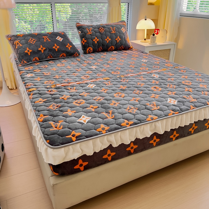 91家纺网 家纺一手货源 找家纺 情煊家纺 2025新款保暖牛奶绒夹棉床笠-花边款 大牌风范