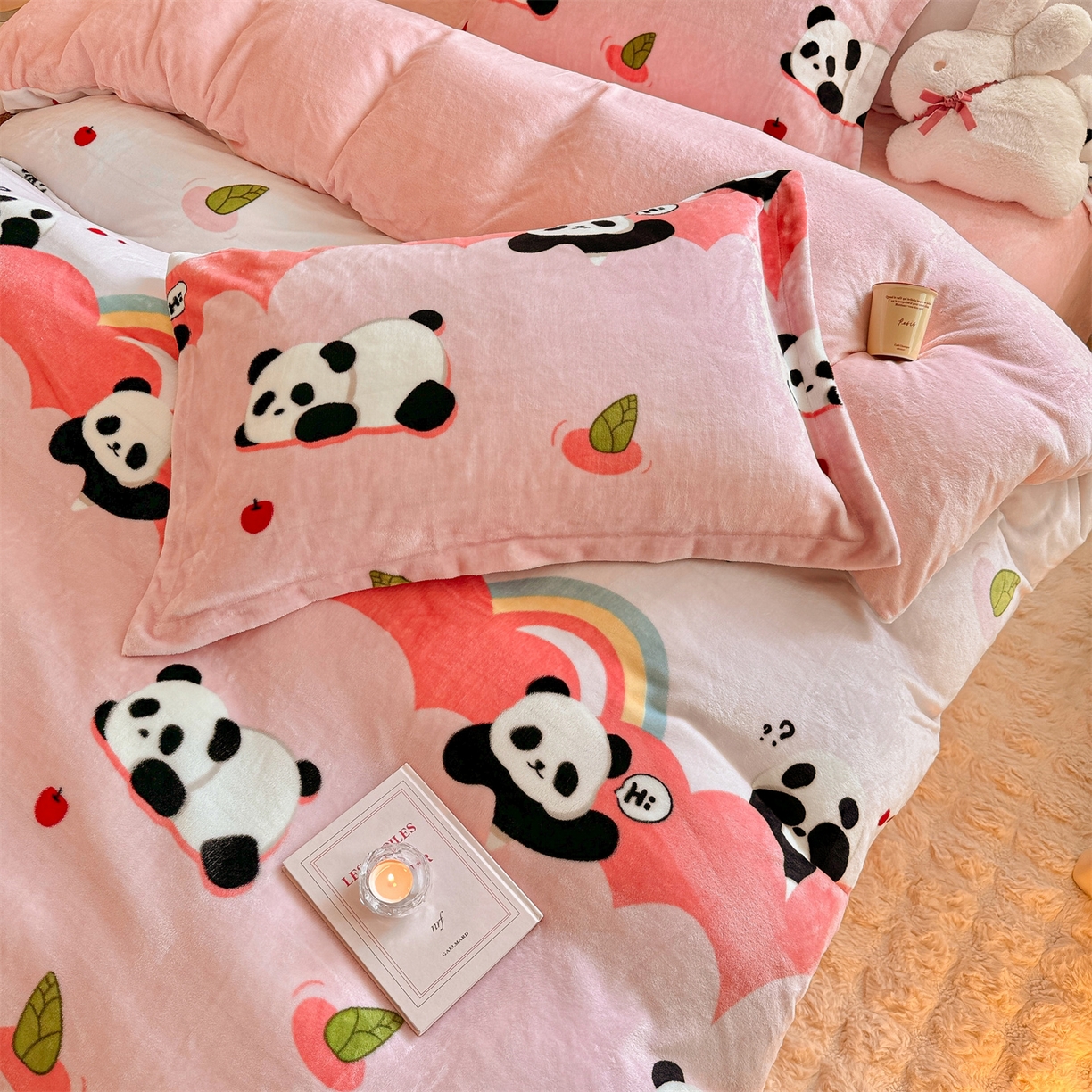 91家纺网 家纺一手货源 找家纺 名兮家居 2025秋冬新款加厚高克重牛奶绒单被套 彩虹熊猫-粉