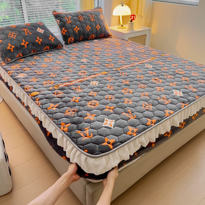 91家纺网 家纺一手货源 找家纺 情煊家纺 2025新款保暖牛奶绒夹棉床笠-花边款 大牌风范