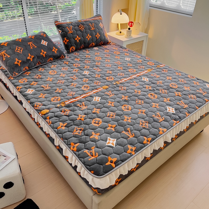 91家纺网 家纺一手货源 找家纺 情煊家纺 2025新款保暖牛奶绒夹棉床笠-花边款 大牌风范