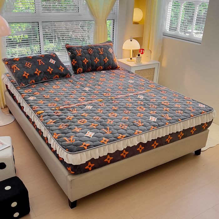 91家纺网 家纺一手货源 找家纺 情煊家纺 2025新款保暖牛奶绒夹棉床笠-花边款 大牌风范