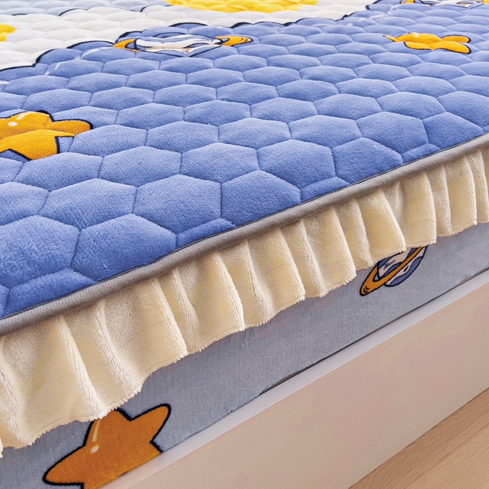 91家纺网 家纺一手货源 找家纺 情煊家纺 2025新款保暖牛奶绒夹棉床笠-花边款 太空漫步