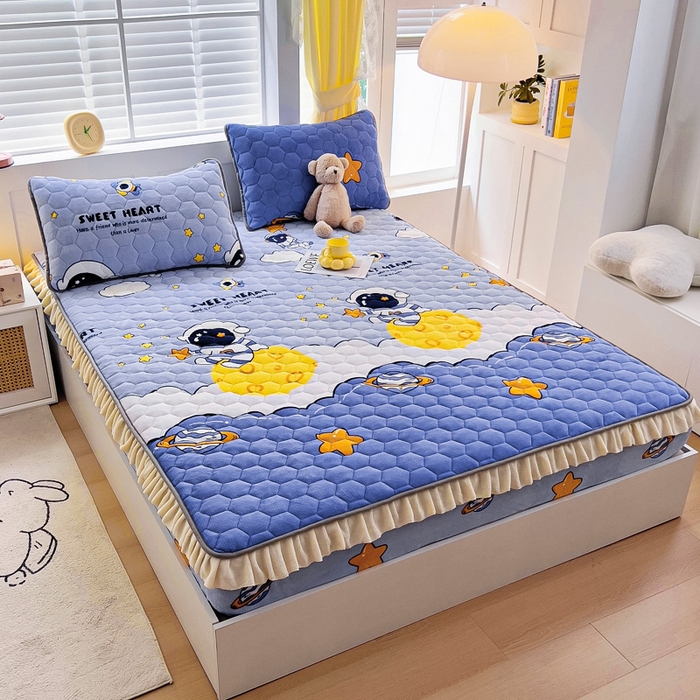 91家纺网 家纺一手货源 找家纺 情煊家纺 2025新款保暖牛奶绒夹棉床笠-花边款 太空漫步