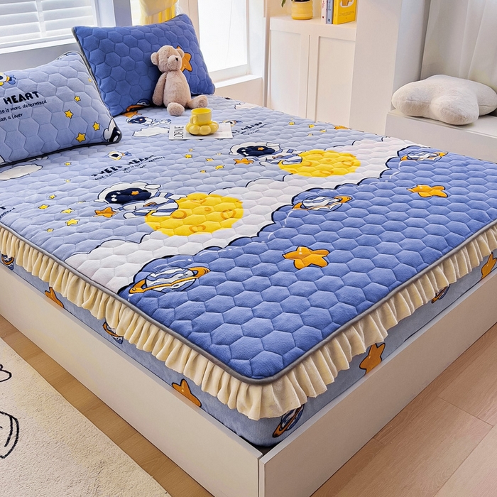 91家纺网 家纺一手货源 找家纺 情煊家纺 2025新款保暖牛奶绒夹棉床笠-花边款 太空漫步