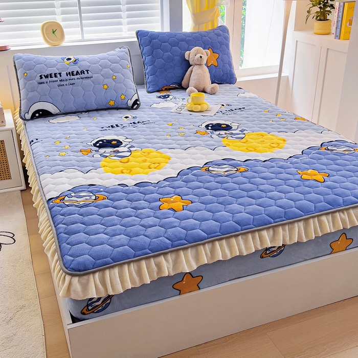 91家纺网 家纺一手货源 找家纺 情煊家纺 2025新款保暖牛奶绒夹棉床笠-花边款 太空漫步