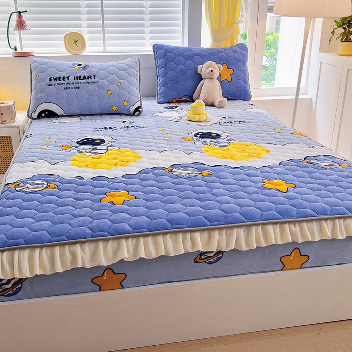 91家纺网 家纺一手货源 找家纺 情煊家纺 2025新款保暖牛奶绒夹棉床笠-花边款 太空漫步