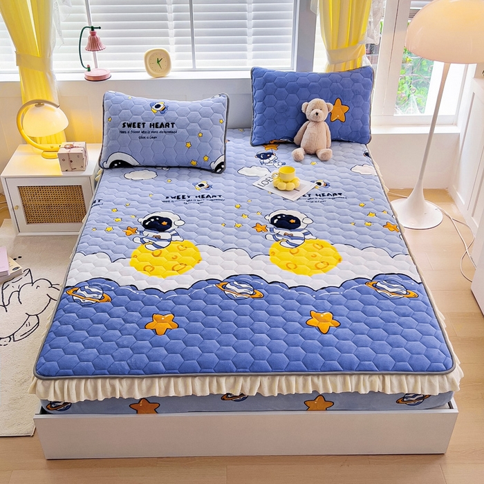 91家纺网 家纺一手货源 找家纺 情煊家纺 2025新款保暖牛奶绒夹棉床笠-花边款 太空漫步