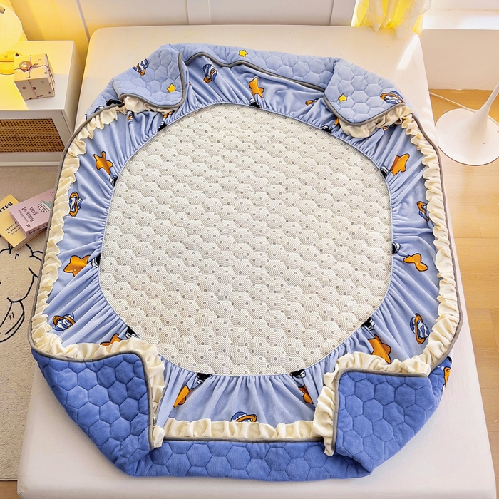 91家纺网 家纺一手货源 找家纺 情煊家纺 2025新款保暖牛奶绒夹棉床笠-花边款 太空漫步