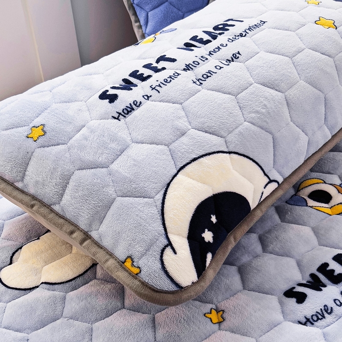 91家纺网 家纺一手货源 找家纺 情煊家纺 2025新款保暖牛奶绒夹棉床笠-花边款 太空漫步