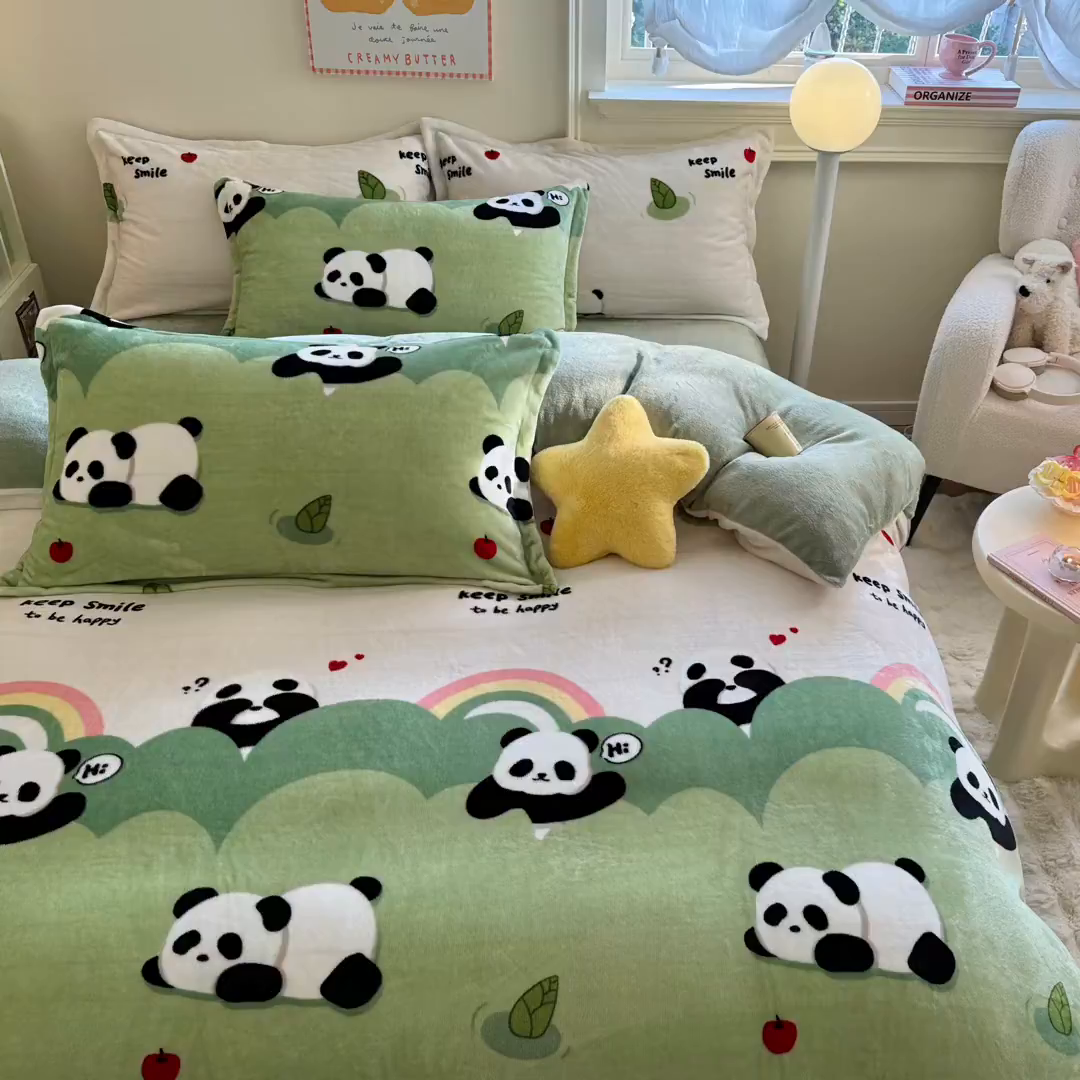 91家纺网 家纺一手货源 找家纺 名兮家居 2025秋冬新款加厚高克重牛奶绒单被套 彩虹熊猫-果绿