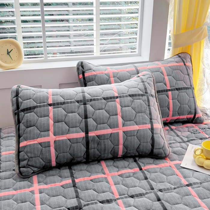 91家纺网 家纺一手货源 找家纺 情煊家纺 2025新款保暖牛奶绒夹棉床笠-花边款 乐拼字母