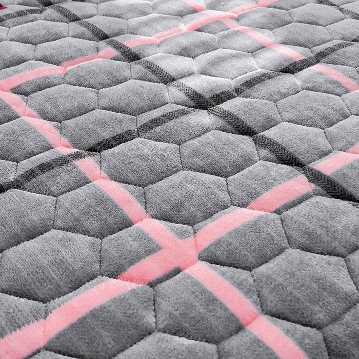 91家纺网 家纺一手货源 找家纺 情煊家纺 2025新款保暖牛奶绒夹棉床笠-花边款 乐拼字母