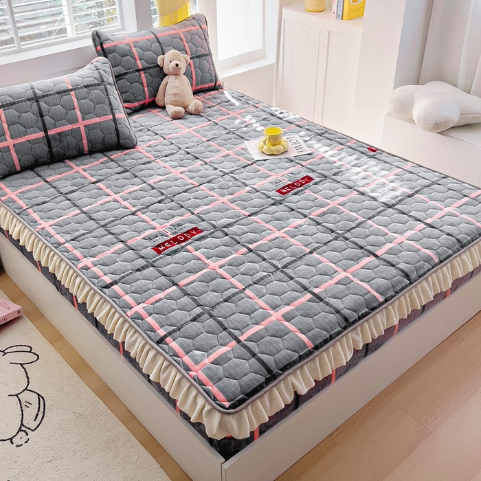 91家纺网 家纺一手货源 找家纺 情煊家纺 2025新款保暖牛奶绒夹棉床笠-花边款 乐拼字母