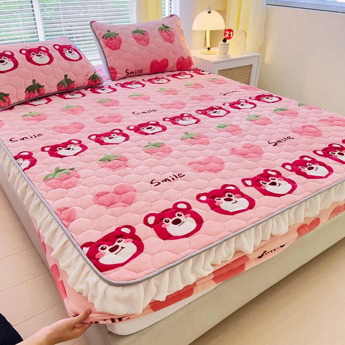 91家纺网 家纺一手货源 找家纺 情煊家纺 2025新款保暖牛奶绒夹棉床笠-花边款 莓果熊