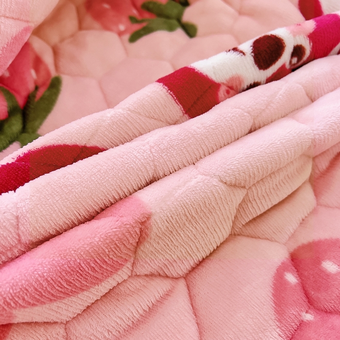 91家纺网 家纺一手货源 找家纺 情煊家纺 2025新款保暖牛奶绒夹棉床笠-花边款 莓果熊